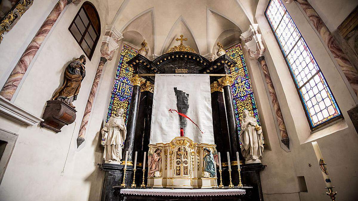 Seit dem heutigen Aschermittwoch verhüllt das Tuch von Georg Riesenhuber den Altar in der Tainacher Kirche 