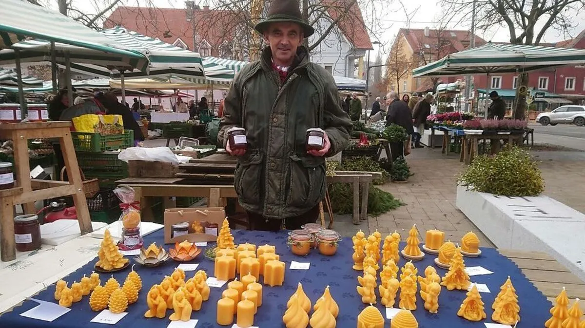 Thomas Leitner mit seiner Auswahl an selbstgemachten Weihnachtskerzen.