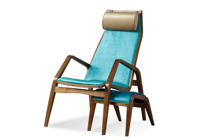 Mondän relaxen am Pool mit Gartenmöbeln von Schulz Österreich. Modell „Spider Easy Chair", in fünf Farben erhältlich.