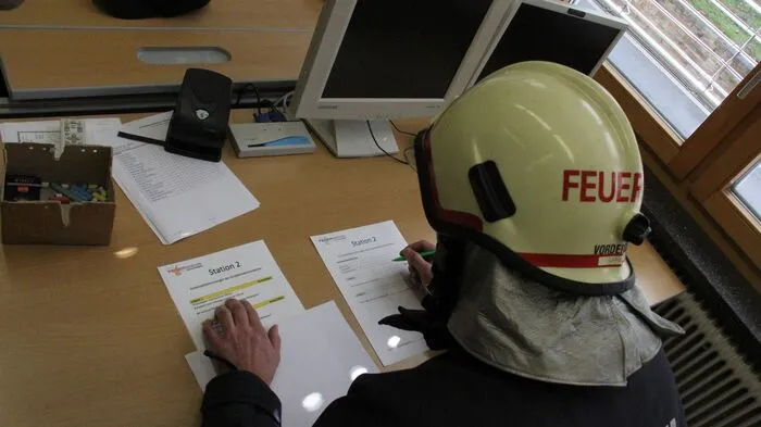 22 Trupps mit 88 Teilnehmern aus den Bereichsfeuerwehrverbänden Leibnitz und Deutschlandsberg stellten sich in der Landesberufsschule Eibiswald der anspruchsvollen Atemschutzleistungsprüfung in den Klassen Bronze und Silber.