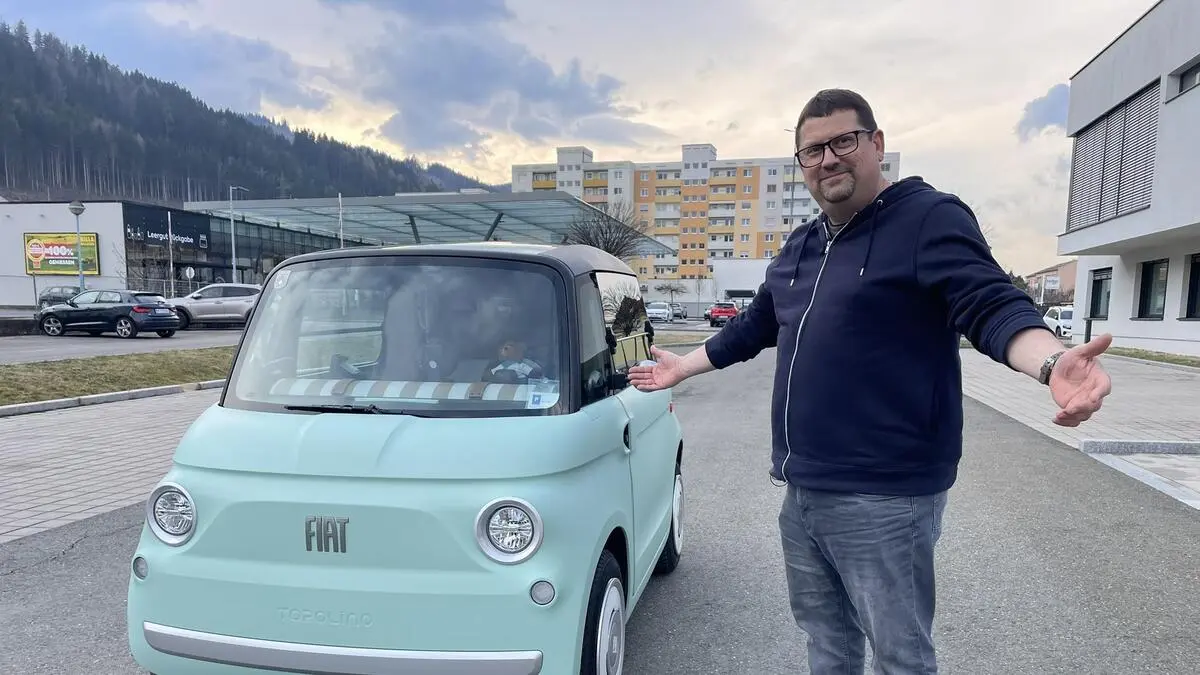 Jürgen Brem aus Zeltweg mit seinem Fiat Topolino, in dem er trotz seiner 118 Kilogramm locker Platz findet