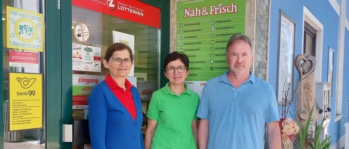 Ladenschluss beim Kaufhaus Hirzabauer in Miesenbach: Die Betreiber Gerlinde und Reinhold Hirzabauer mit Erika Käfer (links), eine der beiden Angestellten