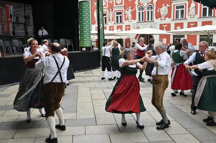  „Wir wollen unser Jubiläum nutzen, um Leute wieder zusammenzubringen, um das Miteinanderreden wieder in den Fokus zu stellen. Deshalb feiern wir unseren Geburtstag mit einem großen Fest“, erklärt er im Vorfeld.
