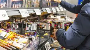 Verkaufsstart für Feuerwerkskörper. In Deutschland wird immer mehr Geld für Silvester-Feuerwerk ausgegeben. Allein im vergangenen Jahr wurden laut der Datenbank Statista Raketen und Böller im Wert von 197 Millionen Euro verkauft. // 29.12.2025. Stuttgart, Baden-Württemberg, Deutschland *** Sales start for fireworks In Germany, more and more money is being spent on New Years Eve fireworks Last year alone, according to the Statista database, rockets and firecrackers worth 197 million euros were sold 29 12 2025 Stuttgart, Baden Württemberg, Germany