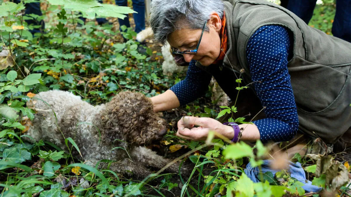 Biologin Gabriele Sauseng mit einer ihrer Hündinnen