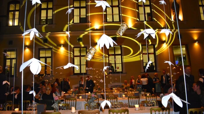 Edel, glitzernd, elegant - Mit diesen Attributen beeindruckte der Festsaal, dem die märchenhafte Aura durch Papierblumen, Kränzen und Kerzen verliehen wurde.