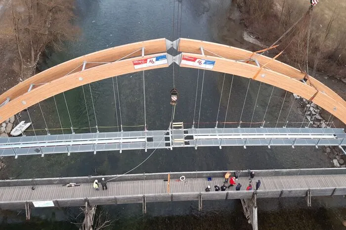 In Scheifling wurde im März 2021 eine Radbrücke mittels Holzleimbinder-Konstruktion und 54 Meter Spannweite gebaut.