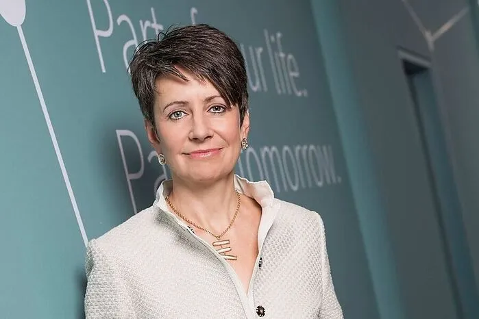 Sabine Herlitschka Vorstandsvorsitzende Infineon Technologies Austria AG: Ich bin immer wieder berührt von der Wirkung der Weihnachtstage. Es ist die einzige Zeit im Jahr, wo eine Stimmung entsteht, die fast alle von uns ein wenig „verzaubert“ und uns in dieser Zeit etwas verändert. Und ich freue mich darauf, wenn die Familie aus ganz Österreich bei meiner Mutter in Salzburg zusammentrifft. Es wird die eine oder andere ruhige Stunde, ein Buch, einen Film, gemeinsames gutes Essen geben. Ich werde versuchen, zumindest ein paar Tage in eine andere Taktung zu kommen und den Akku etwas aufzuladen.