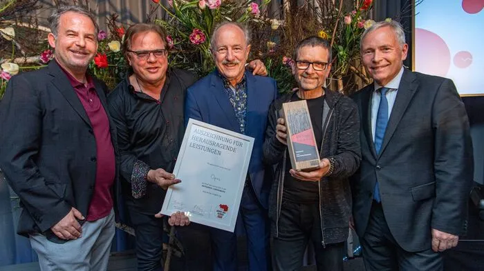 Opus (drei Bandmitglieder in der Mitte) nahmen den Preis für ihr Lebenswerk entgegen