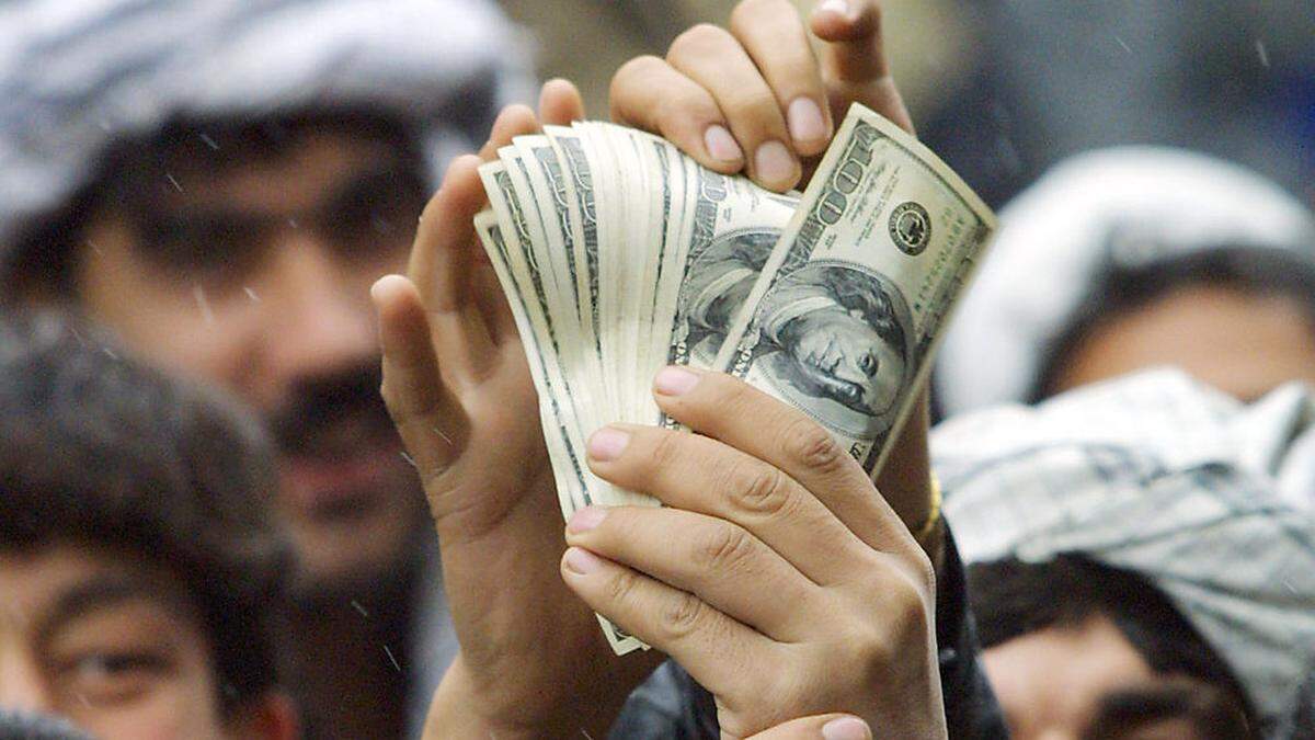 Ein rares Gut in Afghanistan: US-Dollar-Noten