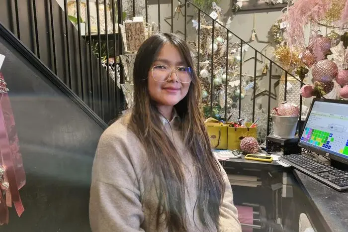 Tassanee Thongnok, Mitarbeiterin bei Lederleitner: "Die Leute freuen sich, dass sie wieder einkaufen können. Es ist mehr los als vor dem Lockdown."
