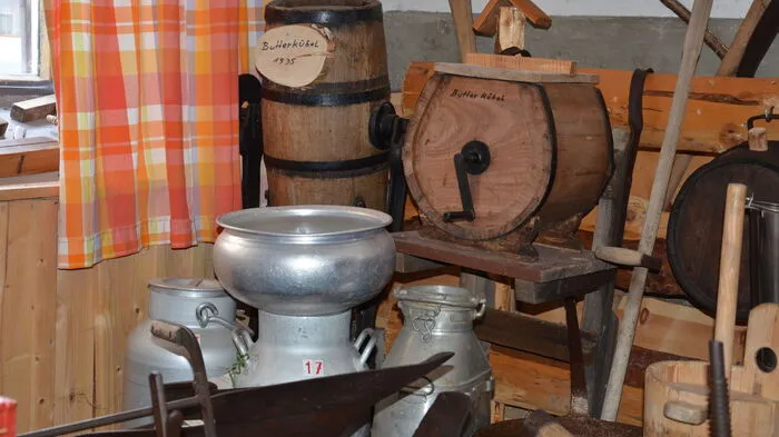 Alter Butterkübel mit Milchkannen und Seicher