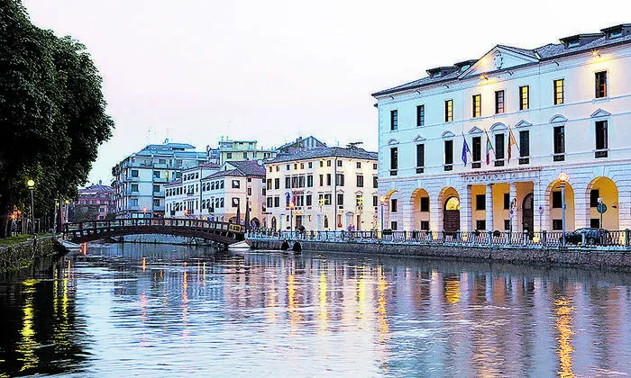 Die Altstadt von Treviso verzaubert mit malerischen Vierteln und romantischen Kanälen, die von Stadthäusern gesäumt werden