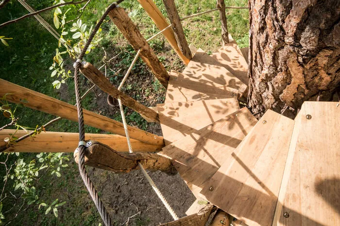 „Es geht ja nicht nur darum, einfach runterzuschauen, sondern das Haus soll ja auch ein integrativer Bestandteil des Baumes sein und zum Garten passen. Durch jedes Gespräch sind weitere Erkenntnisse gekommen“, so der Auftraggeber, der in der IT-Branche tätig ist.