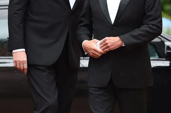 Schreiten ohne Schirm über den roten Teppich: der bayrische Ministerpräsident Horst Seehofer mit König Carl Gustaf von Schweden.