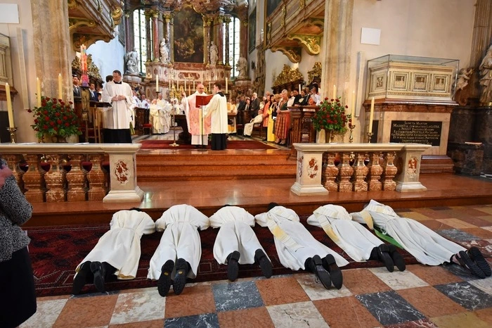 Weststeiermark, Taiwan und Niederösterreich: Dort sind die diesjährigen Neupriester zur Welt gekommen, die Bischof Wilhelm Krautwaschl am Sonntag im Grazer Dom geweiht hat. Und genauso unterschiedlich war ihre Berufung. Auch drei Diakone weihte er.