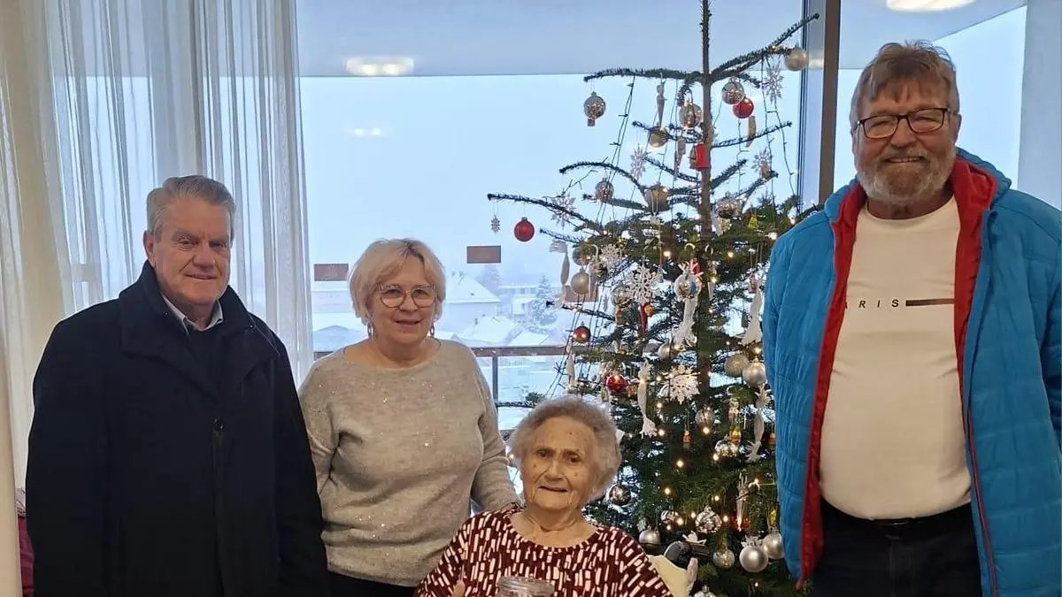 Geburtstagsglückwünsche überbrachte der Pensionistenverband Gleisdorf an Jubilarin Maria Schwab. (M.) Sie feierte ihren 100. Geburtstag