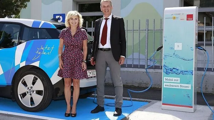 Erich Entstrasser und   Elisabeth Blanik freuen sich über die planmäßige Fertigstellung der neuen und modernen E-Ladeinfrastruktur in Lienz