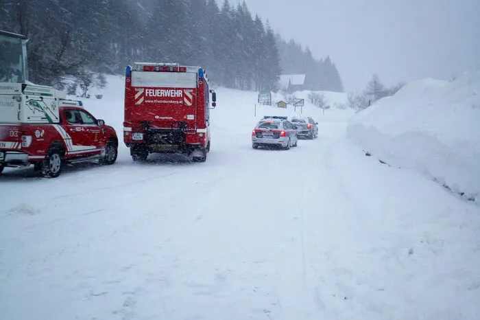 Feuerwehr, Polizei, Bergrettung, Lawinenkommission, Bezirkshauptmannschaft Leoben und die Gemeinde Vordernberg waren im Einsatz.