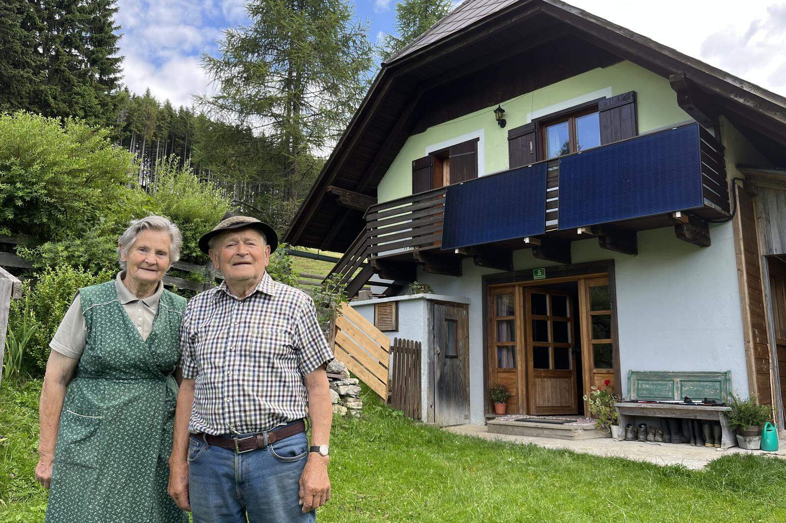 Die Kaltenbrunn-Hütte auf der Sommeralm ist für Maria (82) und Johann Derler (90) Sommerresidenz