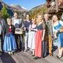 Schlüsselübergabe auf der Kärntnerhof-Terrasse mit Blick auf den Glockner: Seitlinger (Dritter von links) mit Familie Fleißner und Bürgermeister Martin Lackner (ganz links)