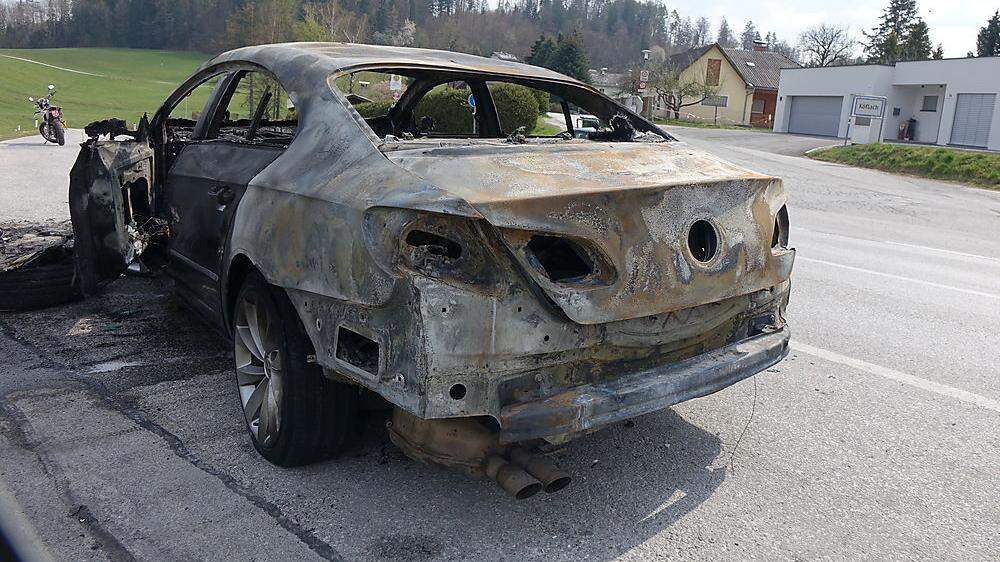 Den VW Passat steckte der junge Weststeirer nach einem Ausritt in eine Wiese mit Papier in Brand