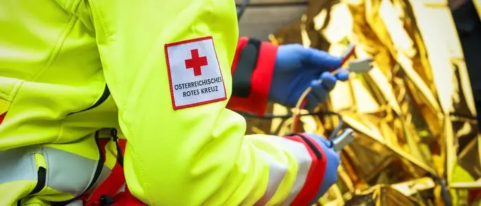 Sanitäter versorgen einen Verletzten | Zwei Rettungswagen waren im Einsatz