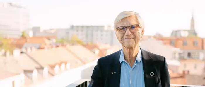 Hermann Hauser auf der Terrasse des Grazer Start-up-Zentrums Unicorn