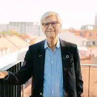 Hermann Hauser auf der Terrasse des Grazer Start-up-Zentrums Unicorn
