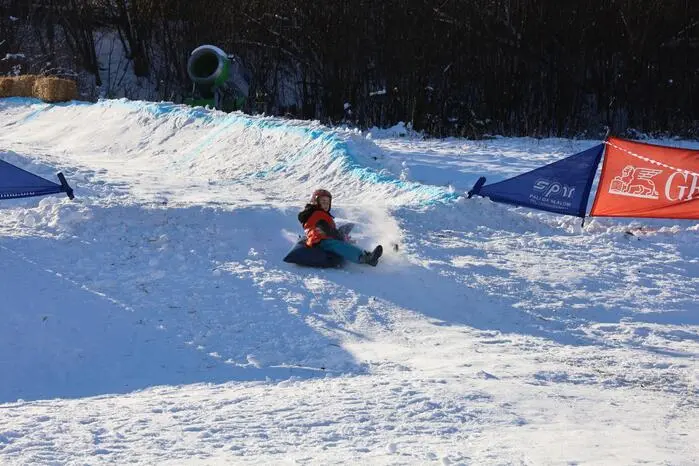 Auf der 70 Meter langen Piste gab es nicht nur steile Streckenabschnitte, sondern auch Steilkurven und eine Schanze zu bewältigen