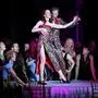 Zwei Verliebte tanzen Tango: Roxane Duran (Buhlschaft) und Philipp Hochmair (Jedermann) 
