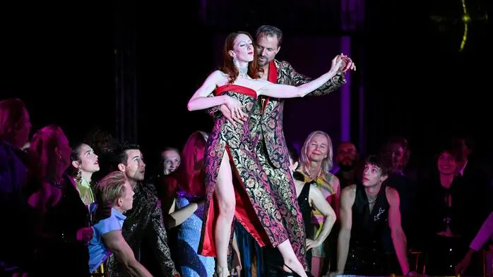 Zwei Verliebte tanzen Tango: Roxane Duran (Buhlschaft) und Philipp Hochmair (Jedermann) 