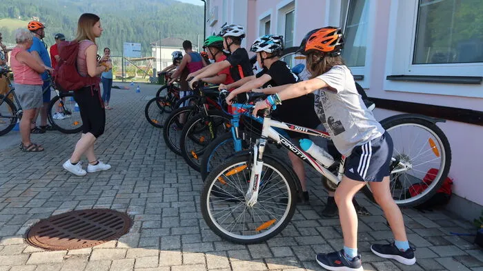 Die Bremsen werden von den Kindern kontrolliert.