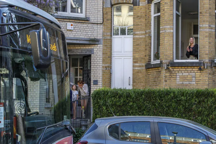 Die städtische Verkehrsgesellschaft STIB-MIVB setzt einen elektrischen Gruß-Bus ein, um die Bürger in Zeiten der Corona-Ausgangsbeschränkungen zu verbinden.