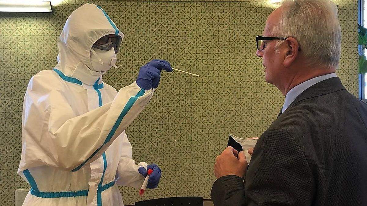 Landtagspräsident Rohr beim Coronatest im Grünen Saal