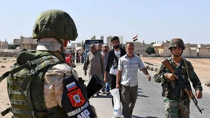 Russische Soldaten kontrollieren in Idlib die Grenze zwischen dem Terretorium der Rebellen und des Regimes