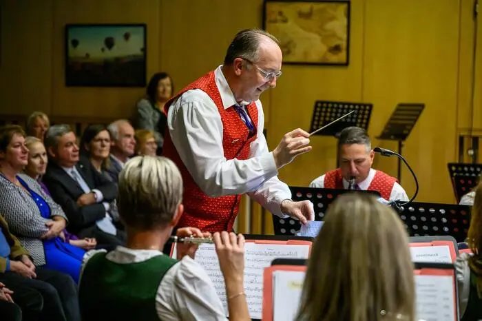 Kapellmeister Kurt Mörth führte die rund 80 Musikerinnen und Musiker als „Kapitän“ in beeindruckender Weise auf ihrem musikalischen Flug über alle Kontinente an. 