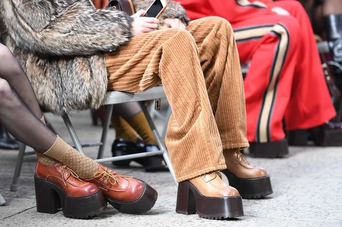 Die Models nahmen auf Klappstühlen Platz.