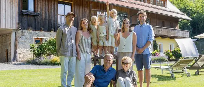 Alle unter einem Dach: Im Vordergrund Wolfgang und Veronika Kavalar, in der zweiten Reihe die nächsten Generationen Michael, Katharina, Aurelius, Franziska, Augustin, Elisabeth und Manuel