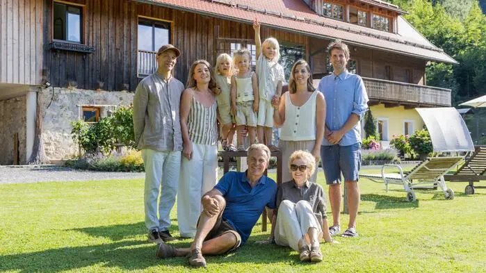 Alle unter einem Dach: Im Vordergrund Wolfgang und Veronika Kavalar, in der zweiten Reihe die nächsten Generationen Michael, Katharina, Aurelius, Franziska, Augustin, Elisabeth und Manuel