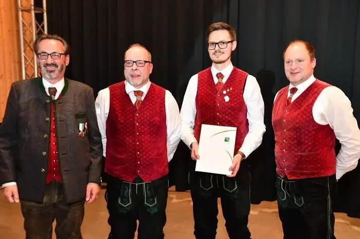 Nach dem vierten Konzertstück wurde der offizielle Wechsel bei der musikalischen Leitung der Musikkapelle vollzogen: Dominic 
Galler übernahm von Heinz Feuchter. 