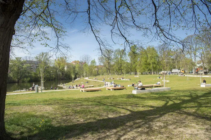 Die ersten Grazer genossen auf den Sitz- und Liegeflächen in der neuen Bucht schon die Frühlingssonne.