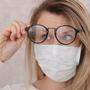Lästig: Bei angelegtem Mund-Nasen-Schutz läuft häufig die Brille an
