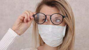Lästig: Bei angelegtem Mund-Nasen-Schutz läuft häufig die Brille an