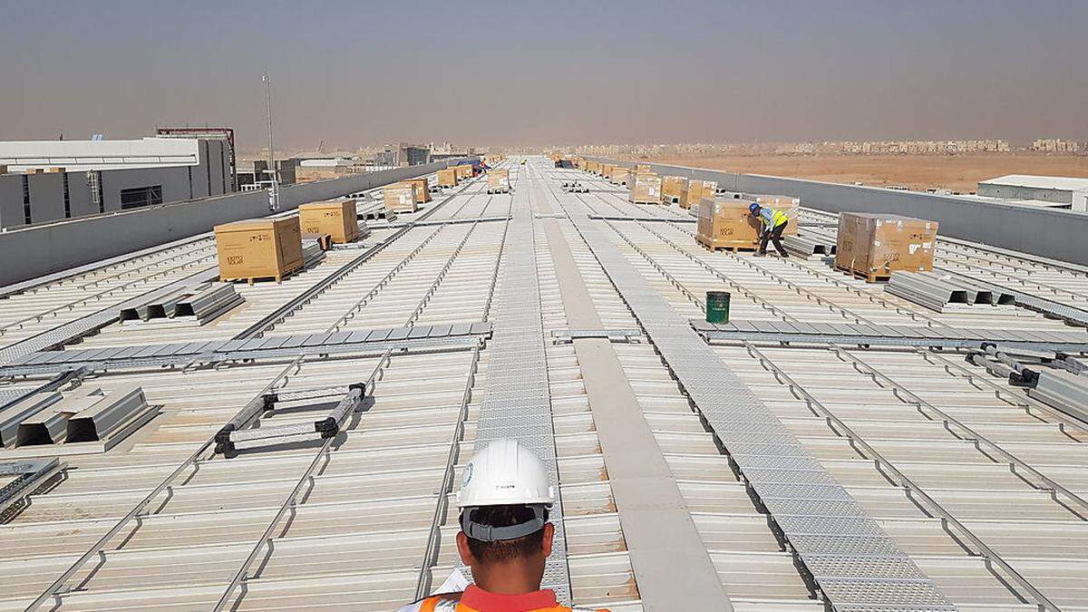 Im ersten Halbjahr sollen die aus Kärnten angelieferten Module auf den Depotgebäuden in Riad montiert werden