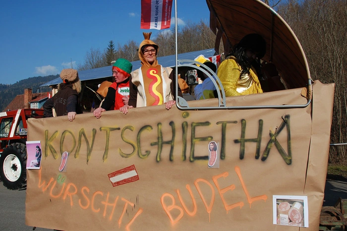 Insgesamt 27 Gruppen samt 15 geschmückten Fahrzeugen frequentierten die Ortsdurchfahrt.