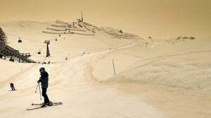 Skifahren auf dem Mars? Ein Foto aus dem Skigebeit Anzère im Kanton Wallis in der Schweiz