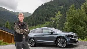 Cheftester Walter Röhrl und der Škoda Enyaq