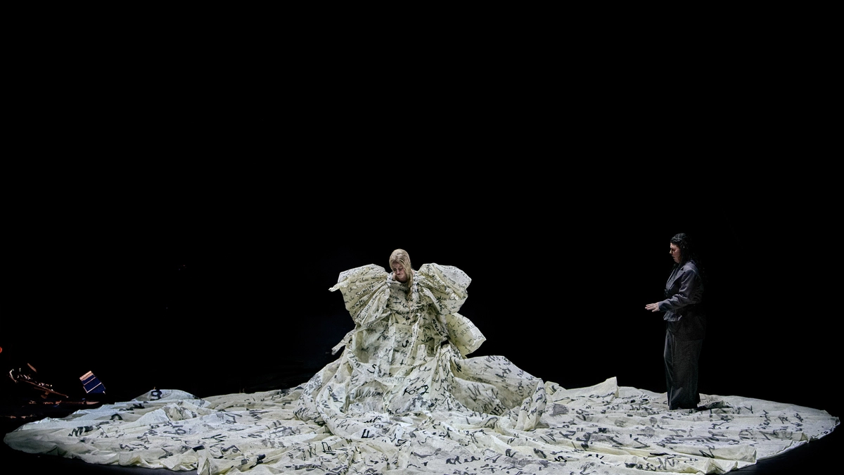 Camilla Nylund (Isolde), Christa Mayer (Brangäne) im ersten Akt von „Tristan und Isolde“	