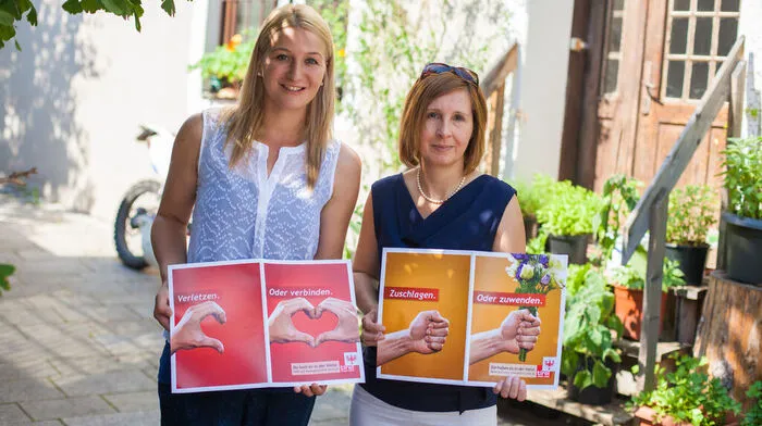 Kathrin Kaltenhauser und Gabriele Fischer mit den neuen Plakaten